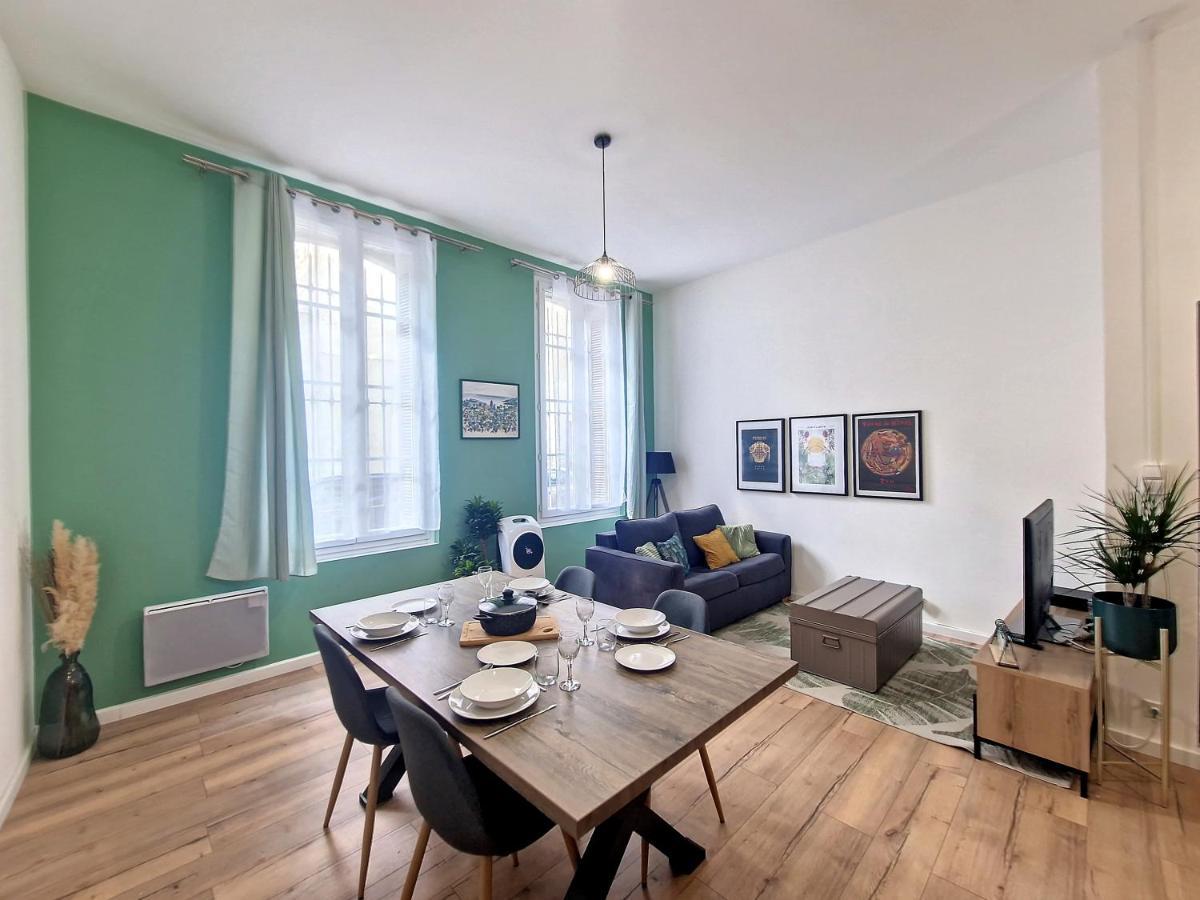 Nimes: Appartement L'Auguste Centre-Ville. Buitenkant foto