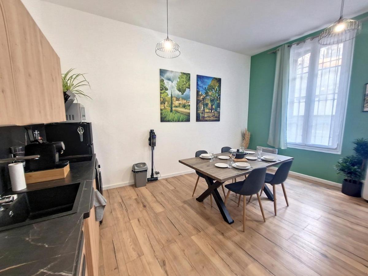 Nimes: Appartement L'Auguste Centre-Ville. Buitenkant foto